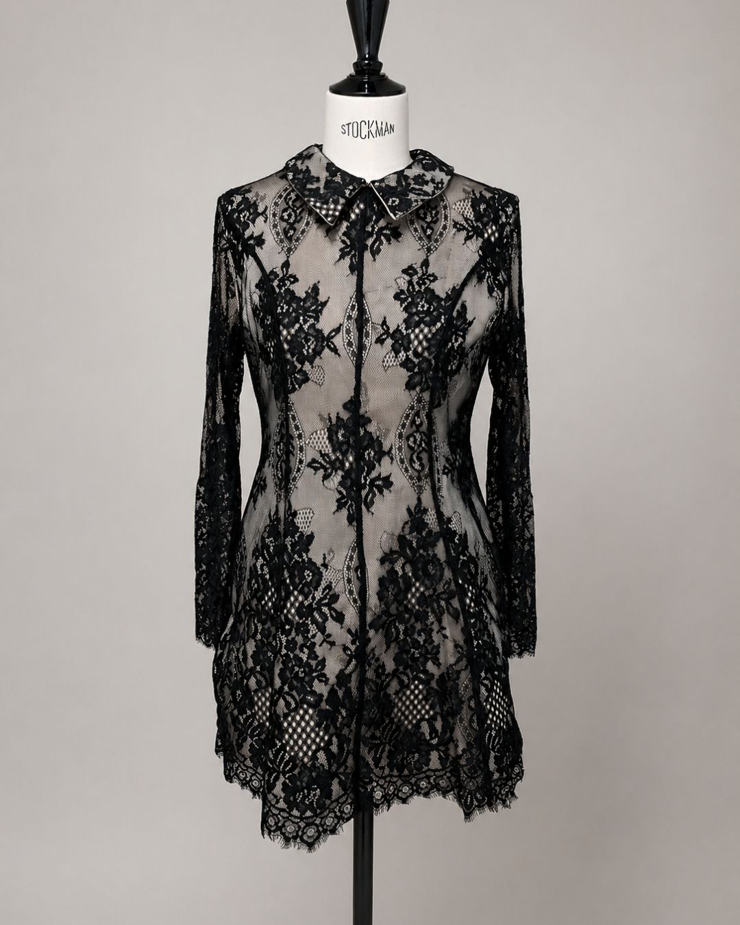 Antes de la transformación de vestidos: vestido de encaje negro antes de su modificación.