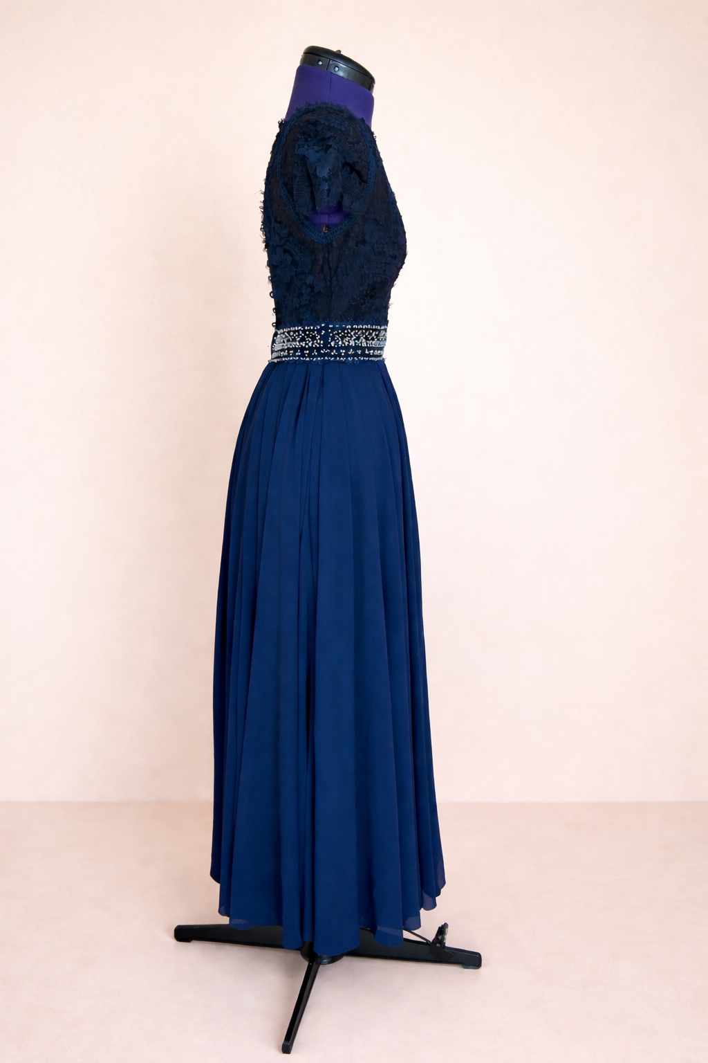 Vestido de novia transformado en un elegante vestido de fiesta por Angela Estudio en San Fernando de Henares.