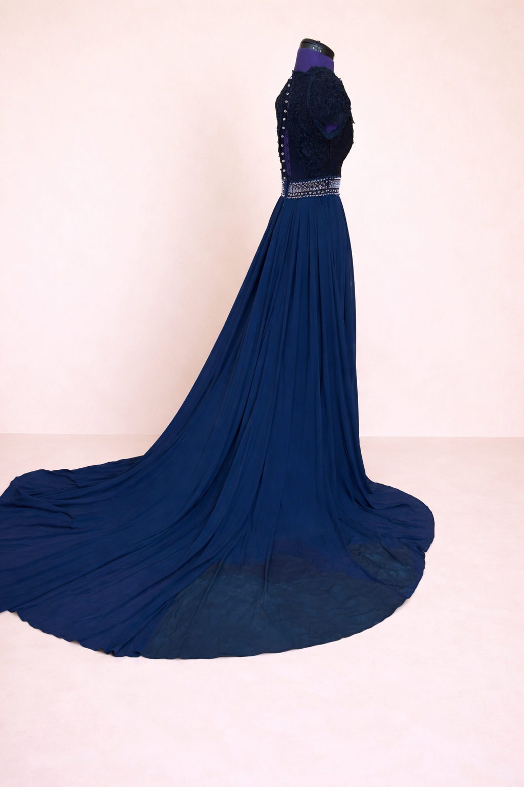 Vestido de novia transformado en un elegante vestido de fiesta por Angela Estudio en San Fernando de Henares.