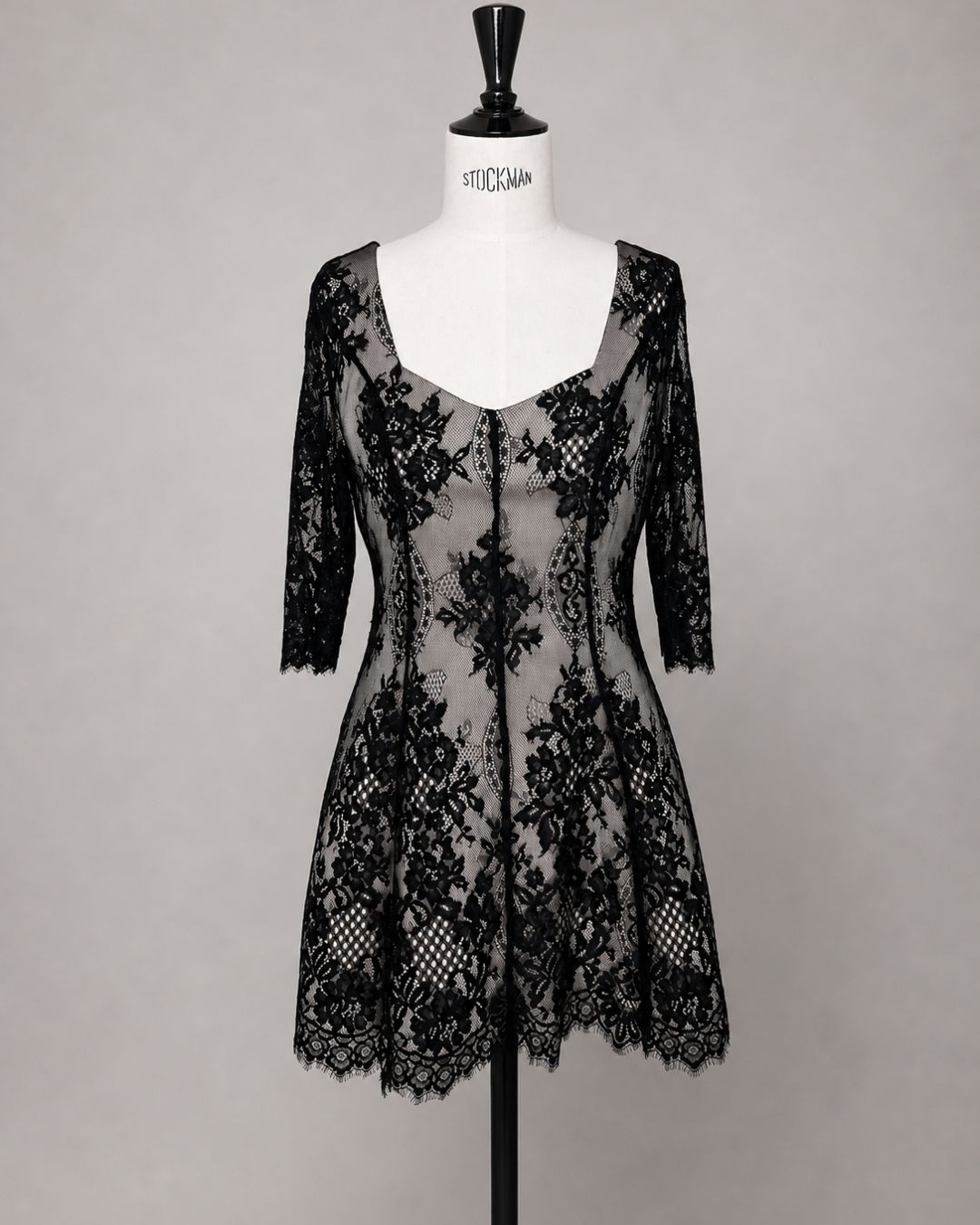Transformación de vestidos: resultado final tras modificar un vestido de encaje negro.